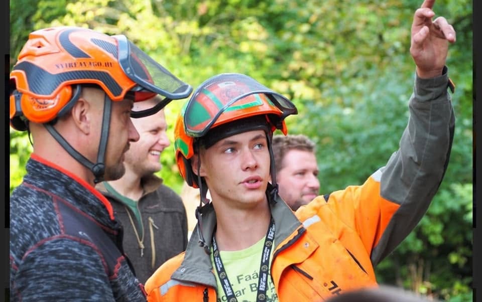 A NyírfaVágó szakemberei munka előtt egyeztetnek